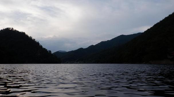 夕方のダム湖 夕方のダム湖の写真