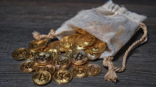 暗号通貨の宝物:光を反射するビットコイン 暗号通貨の宝物:光を反射するビットコインの写真