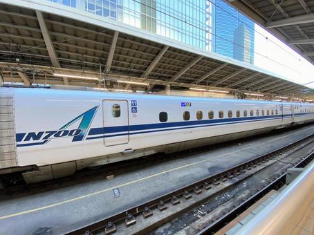 東京駅にて東海道新幹線の車両 東京駅にて東海道新幹線の車両 新幹線,jr,鉄道の写真素材