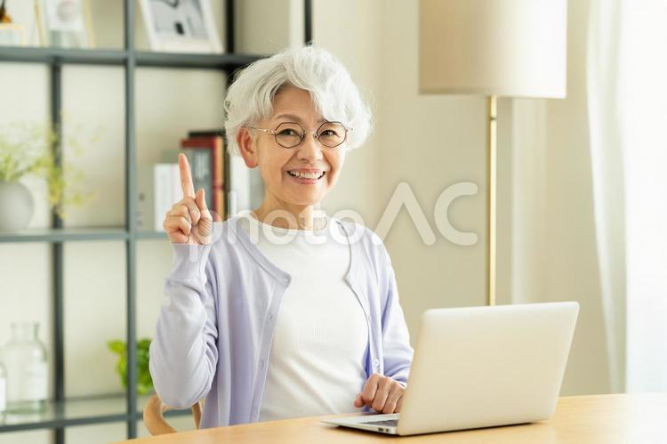 パソコンでおすすめするシニアの女性 パソコン,おすすめ,シニアの写真素材