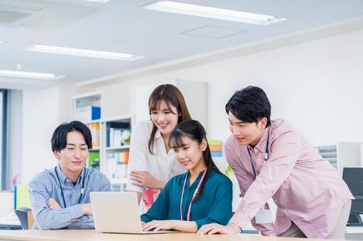 オフィスで働くビジネスマン。 ビジネス,人物,日本人の写真素材