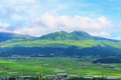 【熊本県】阿蘇の町並み 阿蘇山,阿蘇,噴煙の写真素材