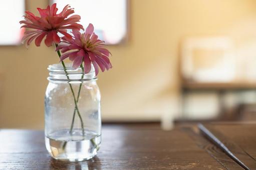 一輪挿しに活けられたピンクの花 花,フラワー,ピンクの写真素材