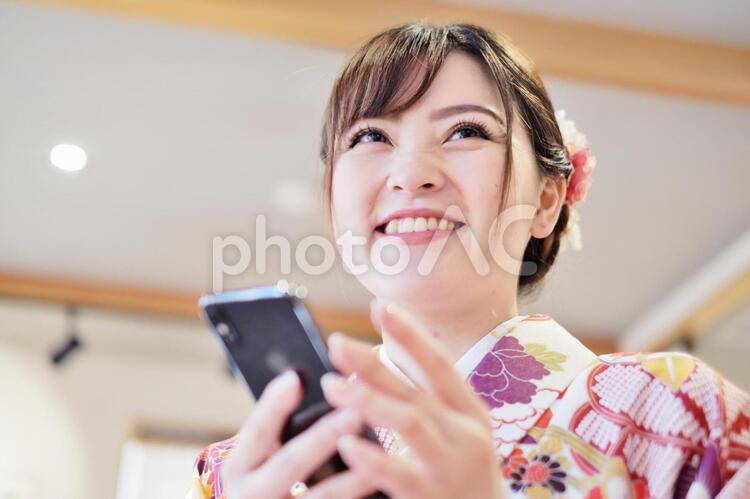 スマホを使う着物姿の女性3 女性,着物,振り袖の写真素材
