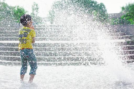 噴水で水遊びする子供3 噴水で水遊びする子供3の写真
