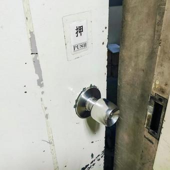 ドアの隙間 ドア,隙間,ドアノブの写真素材