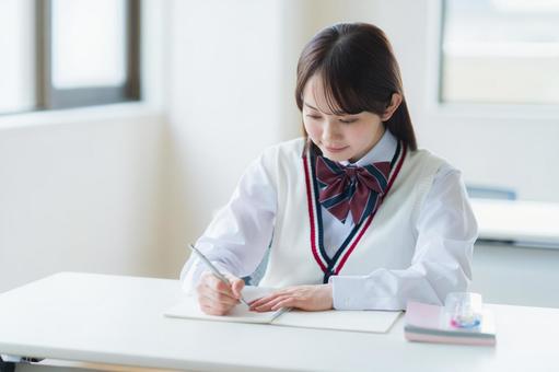 教室で勉強する学生 教室で勉強する学生 高校生,笑顔,学生の写真素材