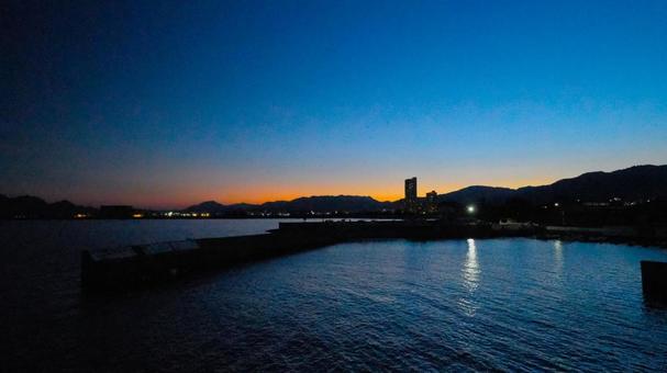 夕闇に包まれ始める広島の海 夕闇に包まれ始める広島の海 夜景,マジックアワー,コピースペースの写真素材