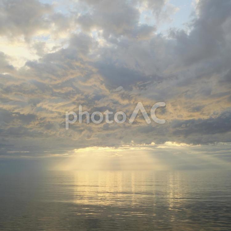 夕暮れの空と日本海 海,夕日,絶景の写真素材