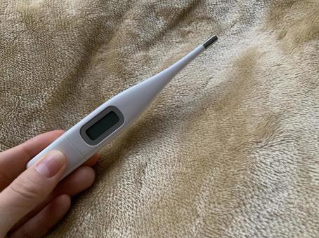 体温計と毛布 体温計,電子体温計,デジタルの写真素材