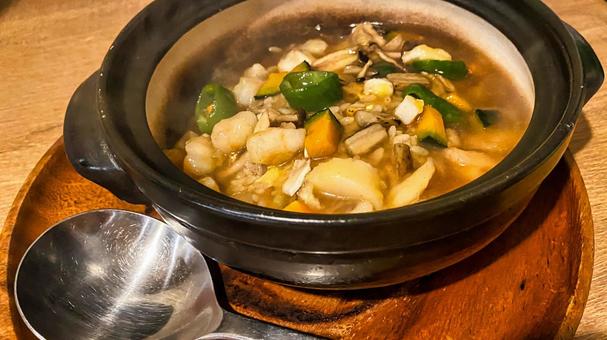 土鍋に入れた美味しい炒めし 土鍋に入れた美味しい炒めし 炒めし,土鍋,中華の写真素材