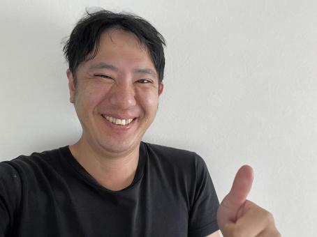 寝癖のついた男性 寝癖のついた男性 笑顔,寝起き,おはようの写真素材