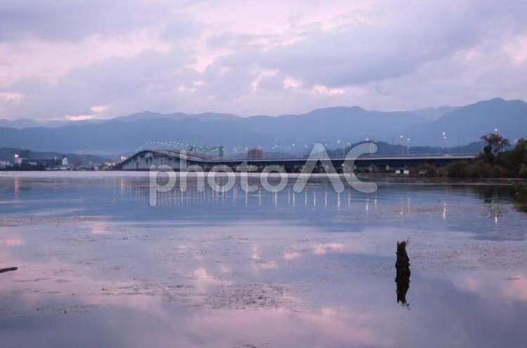 びわ湖大橋の夕暮れ 橋,夕暮れ,水面の写真素材