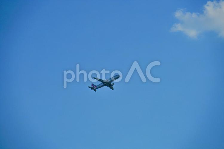 青空と飛行機のイメージ５ グラデーション,シルエット,ジェットの写真素材