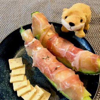 ぬいぐるみと生ハムメロン ぬいぐるみと生ハムメロンの写真