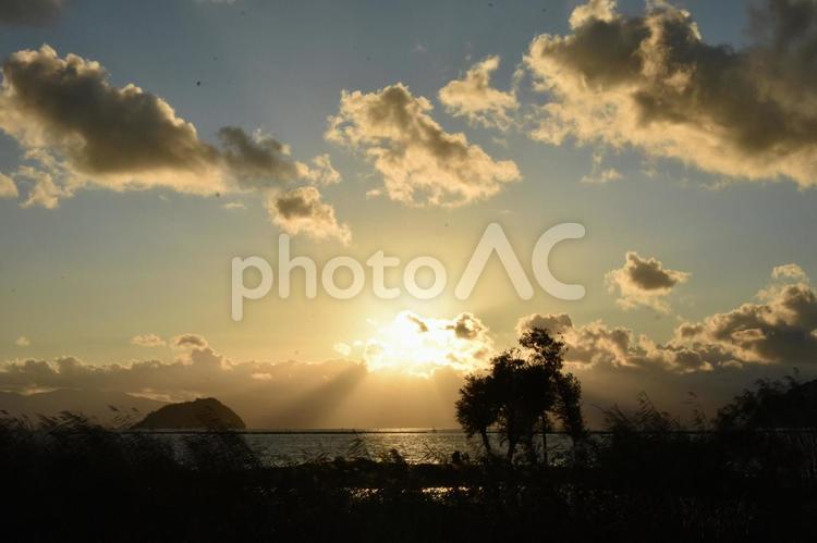 琵琶湖畔の夕日 穏やか,美しい,シルエットの写真素材