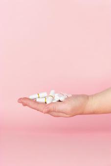 たくさんのタンポンを手のひらに乗せる 生理,月経,手の写真素材