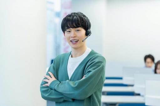 インカムで話すオペレーターの若い男性 オペレーター,コールセンター,笑顔の写真素材