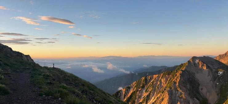The scenery of the morning glow that colors the mountains, JPG
