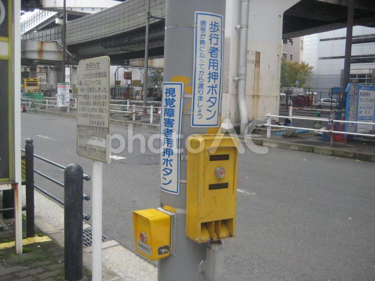 歩行者用押しボタン 横断歩道,歩行者用押しボタンの写真素材