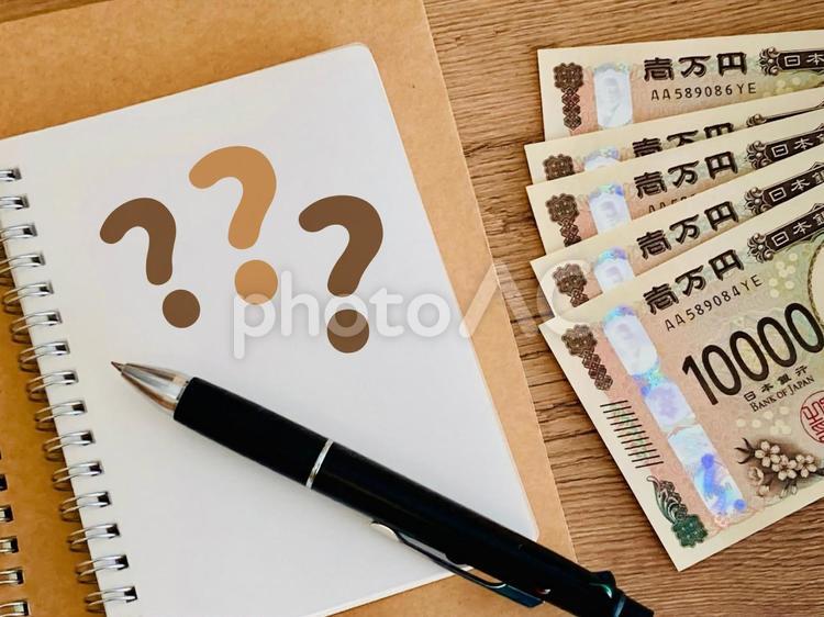 お金とノートとクエスチョンマーク お金,疑問,質問の写真素材