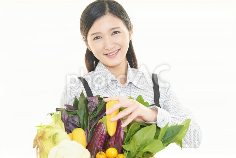 野菜を持つ笑顔の女性 女性,女,野菜の写真素材