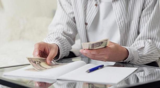 お金を数えるアジア人男性 お金,数える,男性の写真素材