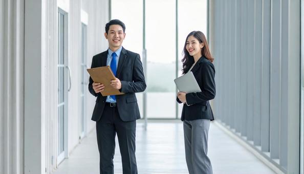 笑顔のビジネスマン二人の写真