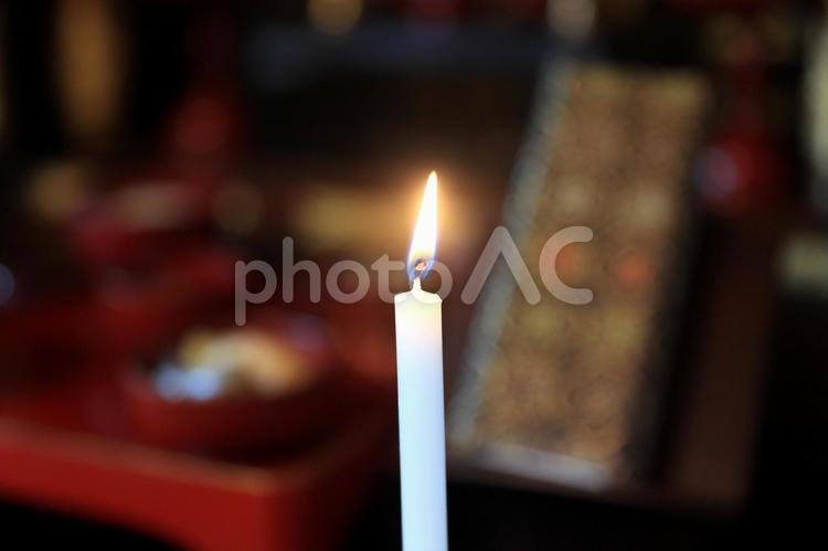 仏壇のロウソクの炎 ろうそく,蝋燭,仏壇の写真素材