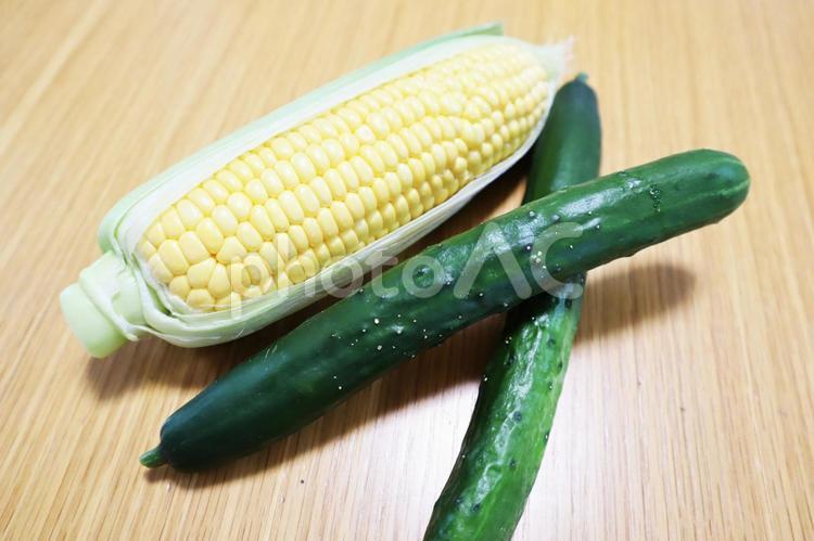 きゅうりととうもろこし フレッシュ,食材,食べ物の写真素材