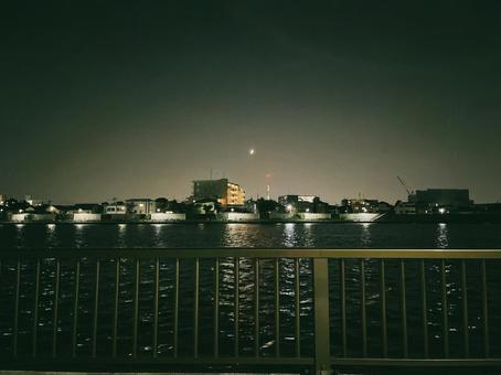 夜景 川と三日月 夜景 川と三日月の写真