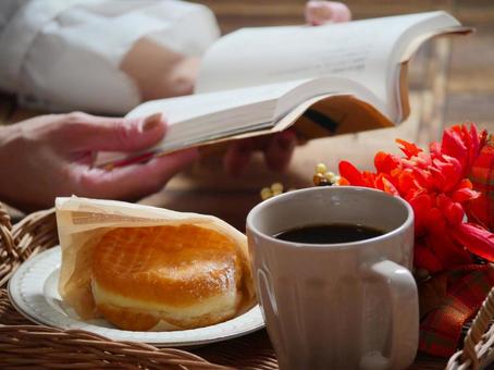 本を読む.2 本を読む.2 読書,本,珈琲の写真素材