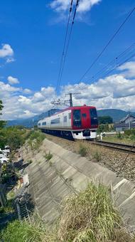 青空の下を走る赤い列車 青空の下を走る赤い列車の写真