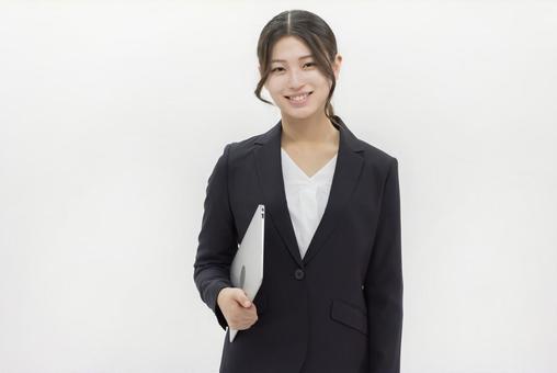 ノートパソコンを持つビジネスウーマン ノートパソコンを持つビジネスウーマン 女性,ビジネスウーマン,人物の写真素材
