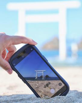 レンズ越しの鳥居 カメラ,神社,スマホの写真素材