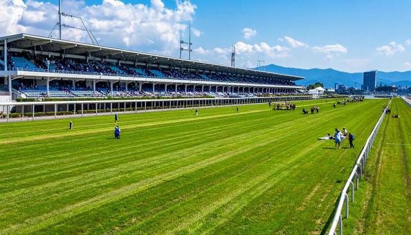 晴れた日のレースがない競馬場 晴れた日のレースがない競馬場の写真