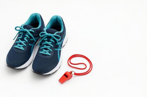 運動靴とホイッスル 運動靴とホイッスルの写真