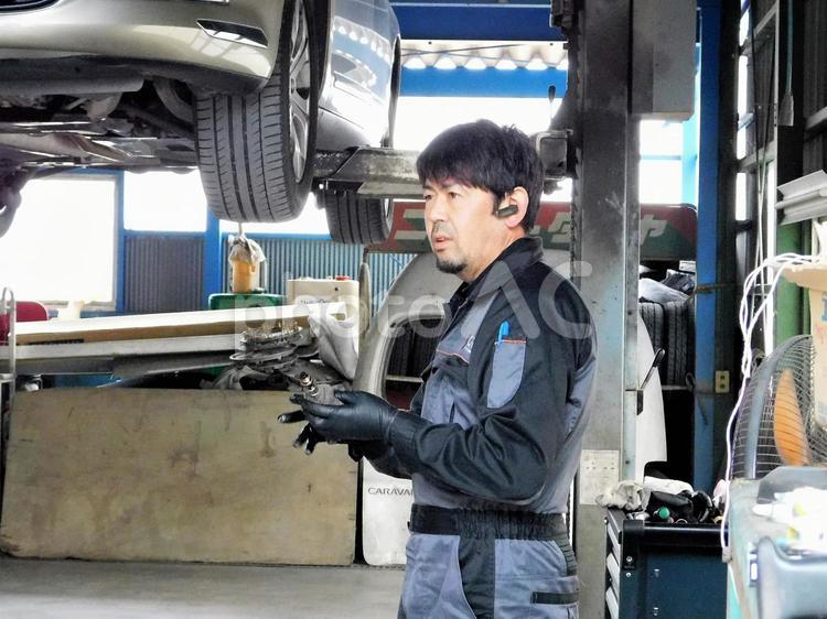 自動車整備士の男性 かっこいい,つなぎ,ひげの写真素材