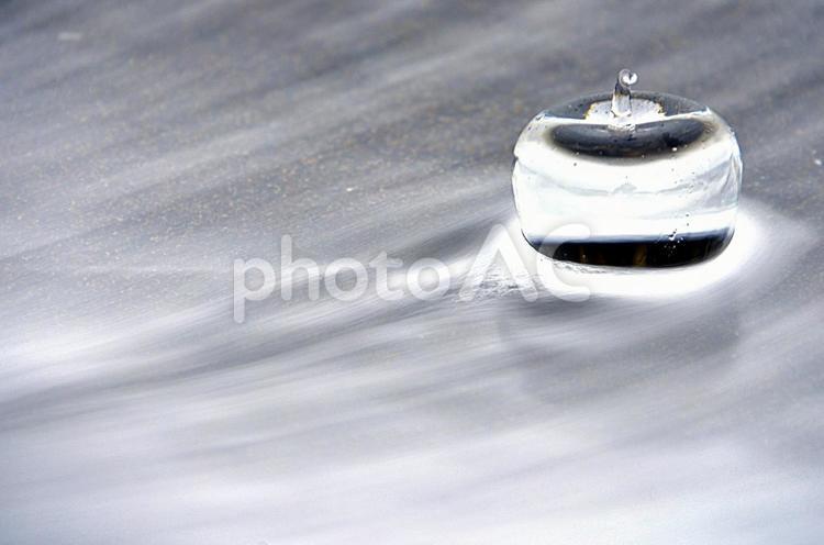 ガラスの林檎と波 白黒,モノクロ,クリスタルの写真素材