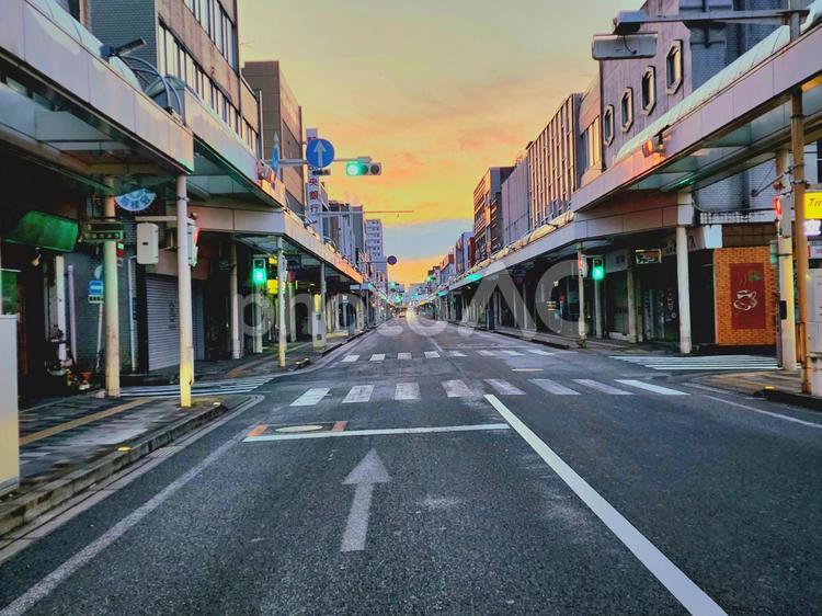 夜明けの商店街 夜明け,早朝,朝の写真素材