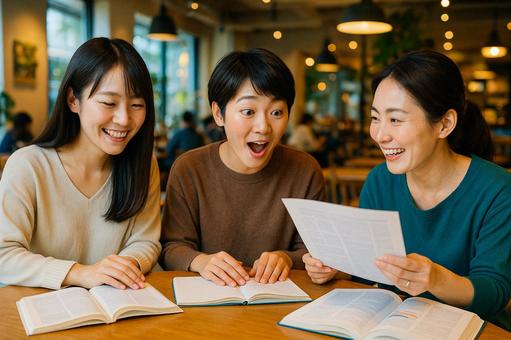 カフェで学ぶ女性医師 カフェで学ぶ女性医師の写真