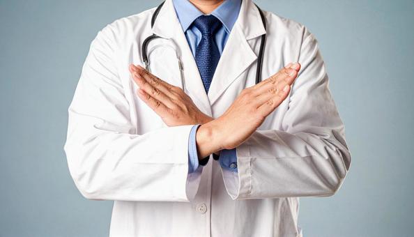 禁止 手でバツ印をつくる白衣の男性の手 禁止 手でバツ印をつくる白衣の男性の手の写真