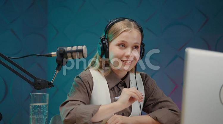 ペンを持つ笑顔の女性 女性,ペン,持つの写真素材