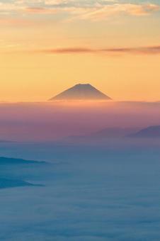 朝焼けの空|雲海に浮かぶ富士山|年賀状 朝焼けの空|雲海に浮かぶ富士山|年賀状 富士山,雲海,朝焼けの写真素材