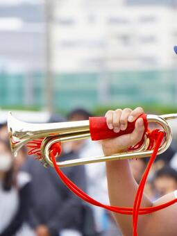 トランペットを持つ手2　楽器素材　風景 トランペット,演奏,楽器の写真素材