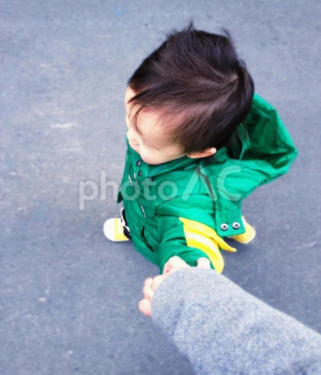 ママと手を繋いで歩く男の子 手繋ぎ,育児,男の子の写真素材