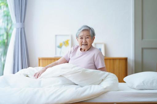 起床して笑顔の女性 女性,ベッド,座るの写真素材