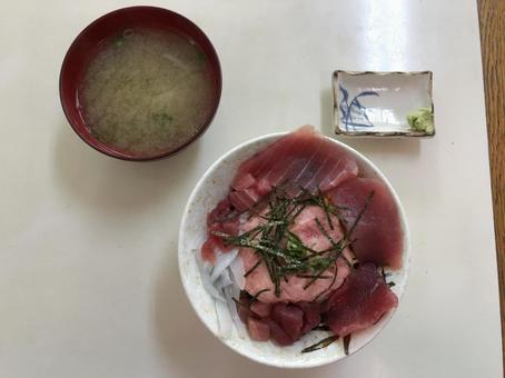 勝浦のマグロ丼 勝浦のマグロ丼の写真
