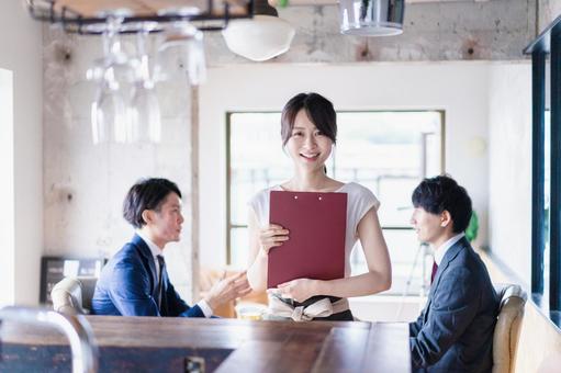 レストランで働くスタッフの女性 レストランで働くスタッフの女性の写真
