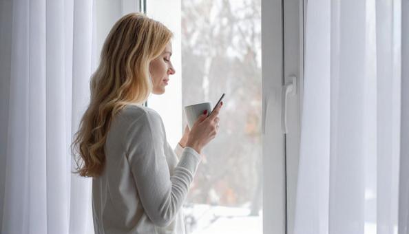 スマホを見る外国人女性の横顔 スマホを見る外国人女性の横顔の写真